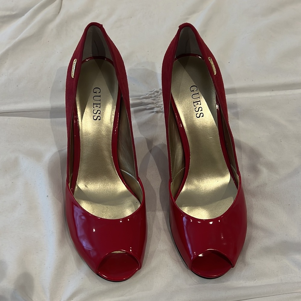 Beautiful GUESS pump